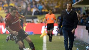 Raggio observa a Maxi Rodríguez en su etapa como DT de Newells, donde no la pasó bien con algunos jugadores. Hoy dirige a Douglas Haig.