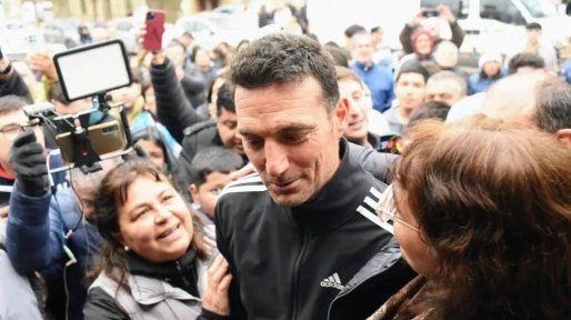 Autógrafos insólitos y recreo en bici: cómo son los días de Scaloni en Pujato