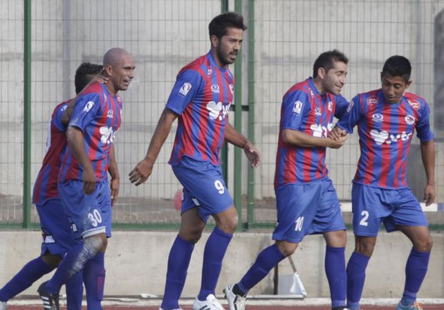 Troncoso (centro) festejando un gol con la casaca Azulgrana.