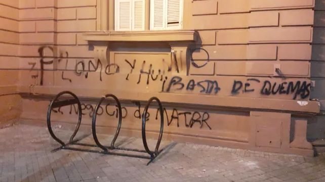 Quemas: aparecen pintadas en edificios públicos de Rosario en repudio de los incendios intencionales en islas&nbsp;