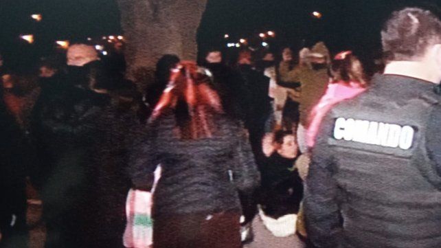 Balas de goma y piedrazos cuando vecinos de Cristalería quisieron linchar a presunto abusador