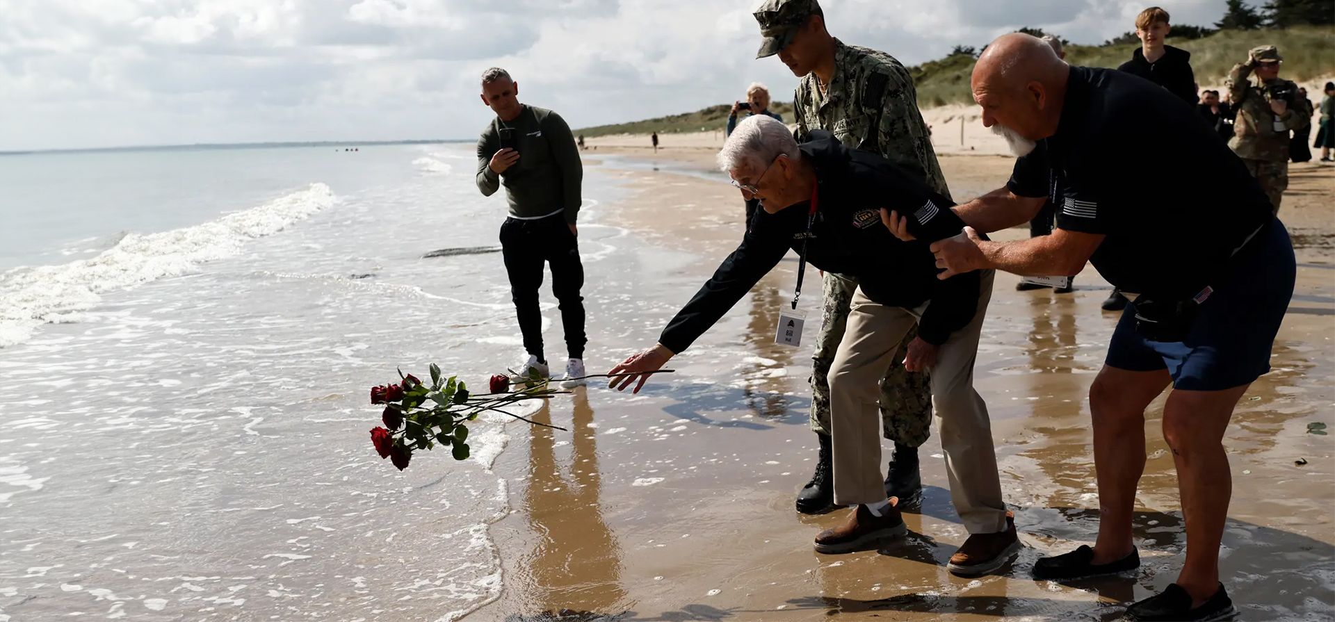 El veterano estadounidense de la Segunda Guerra Mundial, Bill Wall, arroja rosas al agua durante una ceremonia de colocación de ofrendas florales en Utah Beach, Normandía, Francia. Fotografía: Jeremías González/AP El veterano estadounidense de la Segunda Guerra Mundial, Bill Wall, arroja rosas al agua durante una ceremonia de colocación de ofrendas florales en Utah Beach, Normandía, Francia. Fotografía: Jeremías González/AP