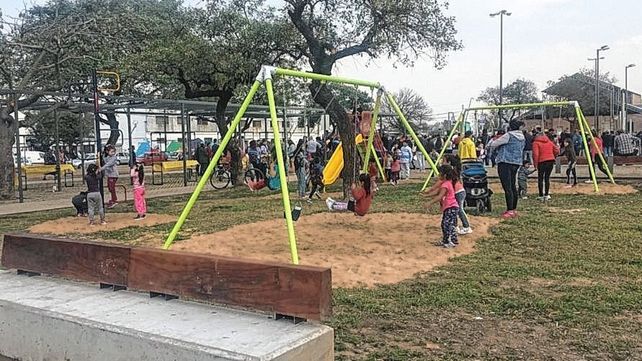 Estaba en la plaza de barrio Santa Rosa de Lima cuando dos hombres en moto le pegaron un balazo