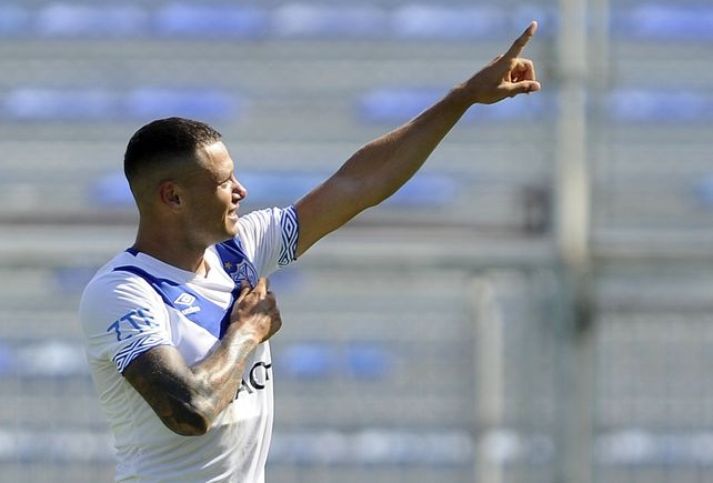 El amor por la camiseta fue más fuerte para Zárate.