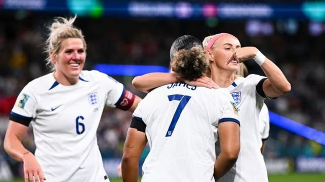 Inglaterra festeja el golazo que marcó Lauren James y que le dio el triunfo a su selección.