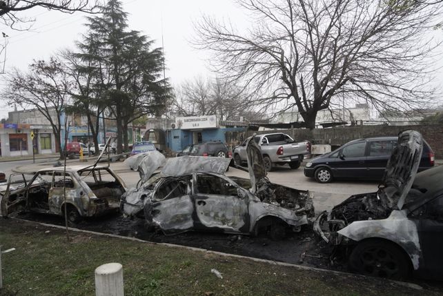 Uno de los automóviles incendiados frente a la subcomisaría 22ª.