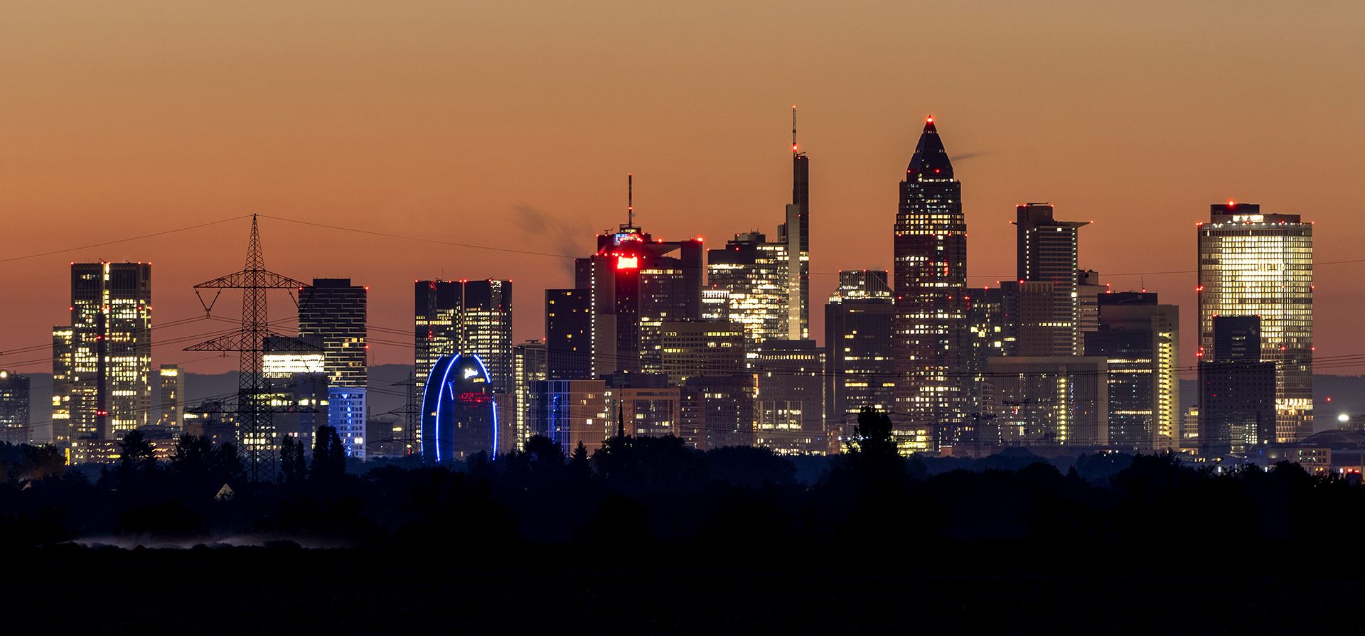 Las luces brillan en los edificios del distrito bancario de Frankfort, Alemania, la madrugada del jueves 22 de septiembre de 2022.