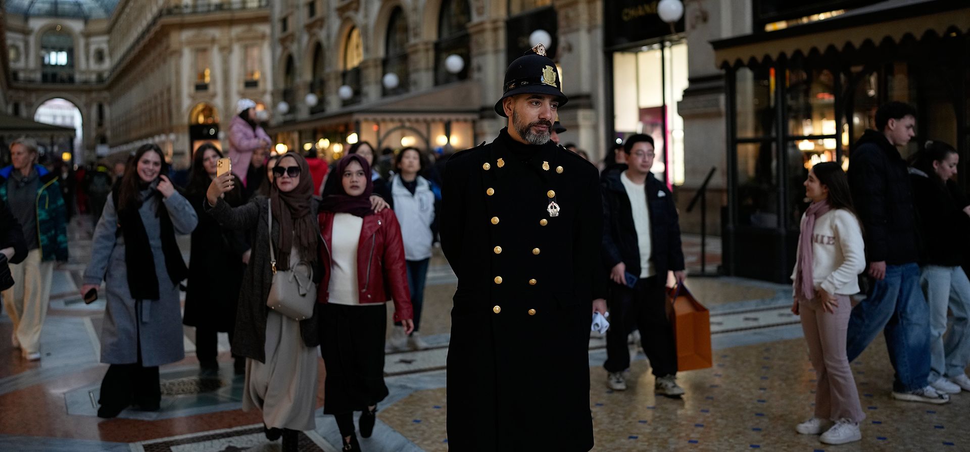 Un guardia de seguridad camina en la Galería Vittorio Emanuele II, en Milán, Italia, el lunes 9 de febrero de 2026. (Foto AP/Christophe Ena) Un guardia de seguridad camina en la Galería Vittorio Emanuele II, en Milán, Italia, el lunes 9 de febrero de 2026. (Foto AP/Christophe Ena)
