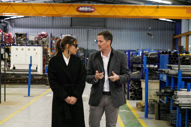 Carolina Ardohain recorriendo la planta rosarina. Luego fue a participar de Experiencia Endeavor Rosario para hablar con los emprendedores.
