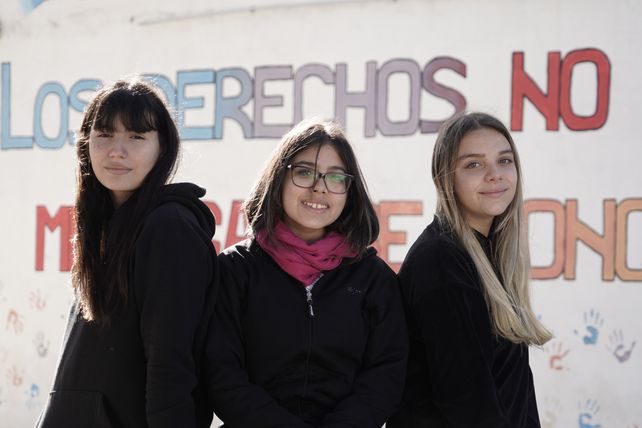 Martina Berta, Ornella Morello y Julieta, integrantes del centro de la 570.