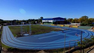 La pista tiene una extensión de 400 metros y seis andariveles.&nbsp;