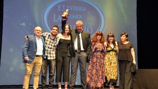 Daniel Villalba levanta La Gordillo por “Italia” junto al elenco de la obra en la ceremonia realizada en el teatro La Comedia.