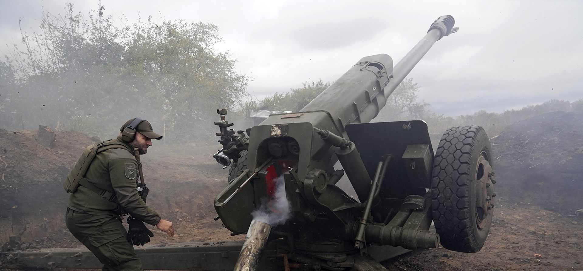 Soldados ucranianos disparan en la línea del frente en la región de Kharkiv, Ucrania, el miércoles 5 de octubre de 2022.