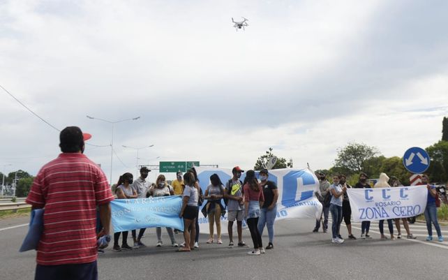 Cortan el puente Rosario-Victoria en protesta por la veda a la pesca impuesta en la provincia