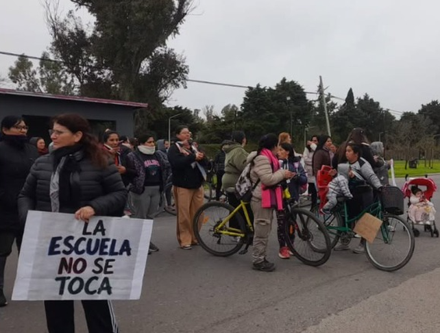 Habitantes de Fray Luis Beltrán reclaman seguridad en la escuela de la localidad.