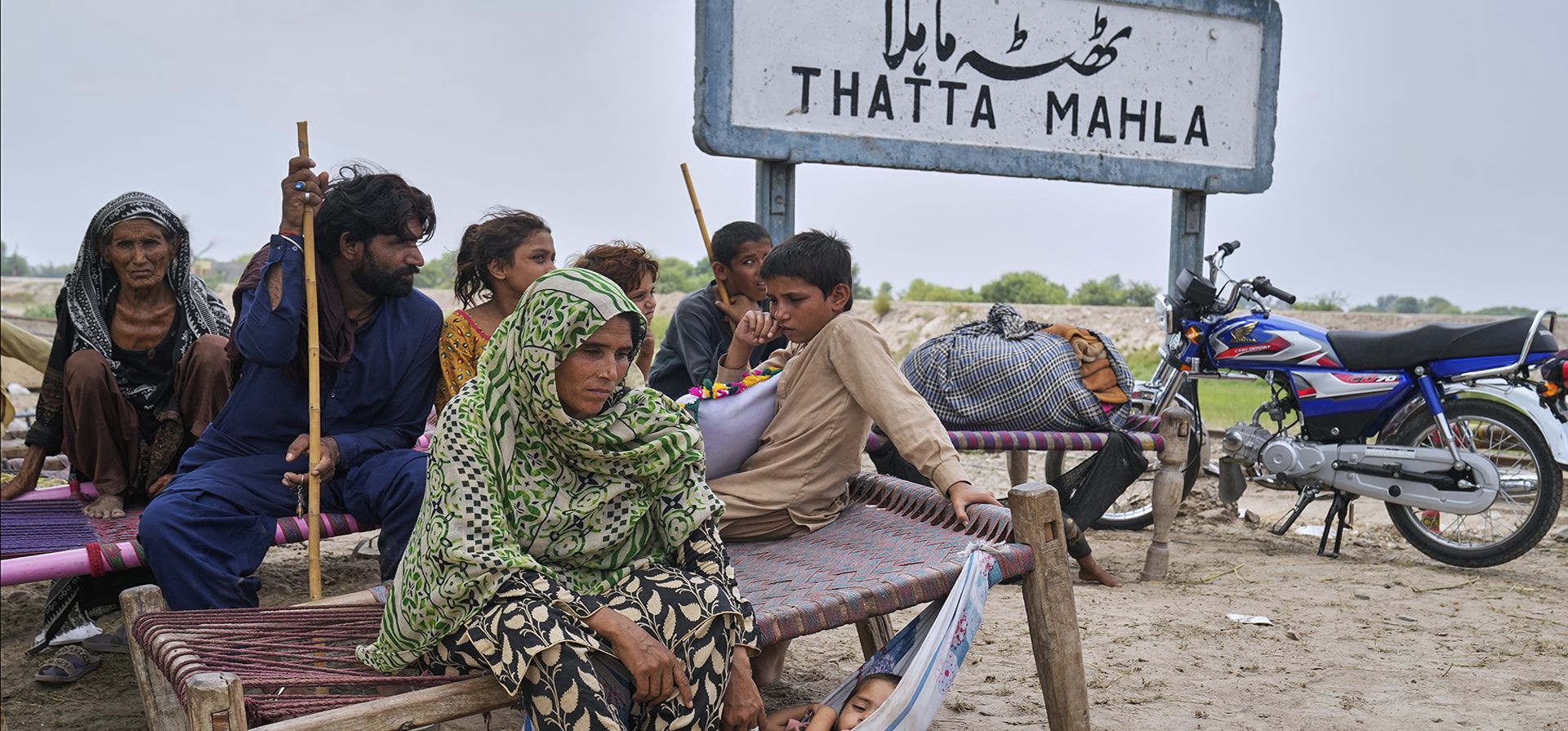 Aldeanos se refugian en una estación de tren tras huir de sus hogares en una zona inundada, en Thatta Mahla, distrito de Jhang, Pakistán, el lunes 1 de septiembre de 2025. (Foto AP/K.M. Chaudary) Aldeanos se refugian en una estación de tren tras huir de sus hogares en una zona inundada, en Thatta Mahla, distrito de Jhang, Pakistán, el lunes 1 de septiembre de 2025. (Foto AP/K.M. Chaudary)