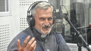 El Padre Axel diálogo con el programa Todo en Uno, que se emite por la radio de UNO 106.3.