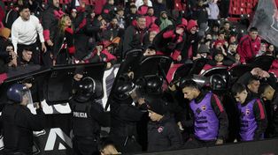 Los jugadores de Newells dejaron la cancha hostigados por los hinchas tras perder con Racing.