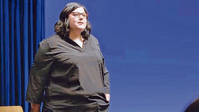 La educadora social Marina Marroqu&iacute; brinda talleres a adolescentes para prevenir y detectar la violencia de g&eacute;nero.