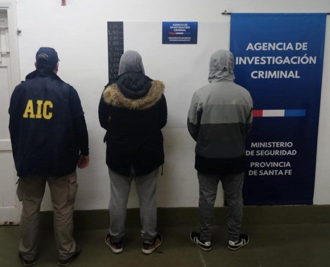 Los dos jóvenes acusados se presentaron en la AIC y les allanaron sus viviendas.