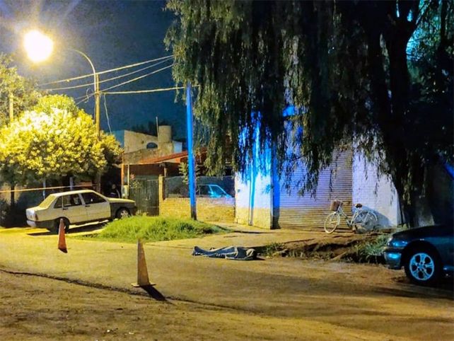 El cuerpo de Juan José López quedó tendido frente al lugar donde trabajaba.