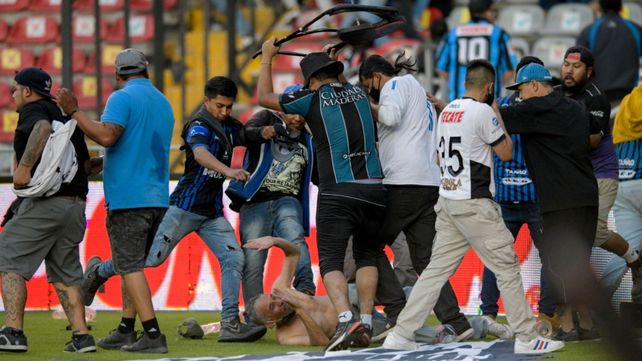 Luto en el fútbol mexicano: el partido entre Querétaro y Atlas termina en una batalla campal