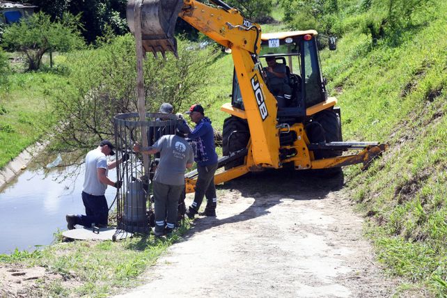 Preparación ante El Niño: instalan nuevas bombas de drenaje en Colastiné Norte y prueban el sistema de defensas