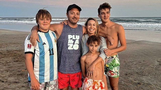 Pedro Raiteri junto a su familia en las playas de Pinamar.