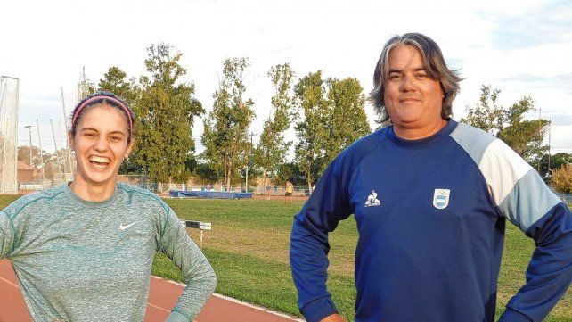 La garrochista Paula Gómez Iriondo junto a su entrenador Maxi Troncoso.