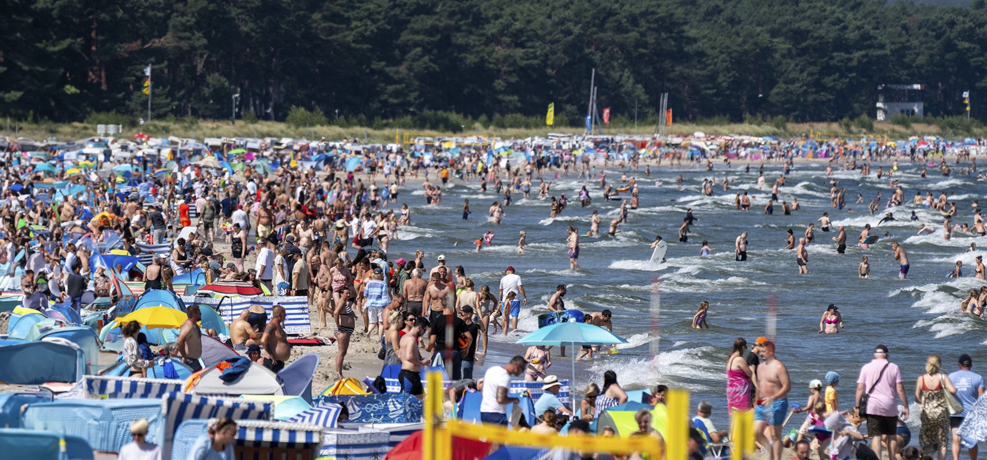 Turistas aprovechan el clima veraniego para nadar en la playa de la isla de Rügen, Alemania, el miércoles 14 de agosto de 2024. (Stefan Sauer/spa vía AP) Turistas aprovechan el clima veraniego para nadar en la playa de la isla de Rügen, Alemania, el miércoles 14 de agosto de 2024. (Stefan Sauer/spa vía AP)