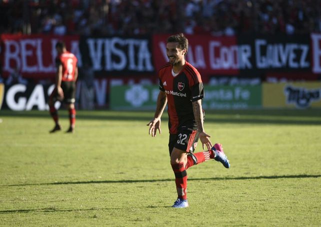 Scocco celebra una de sus tres conquistas para el contundente triunfo sobre Vélez.
