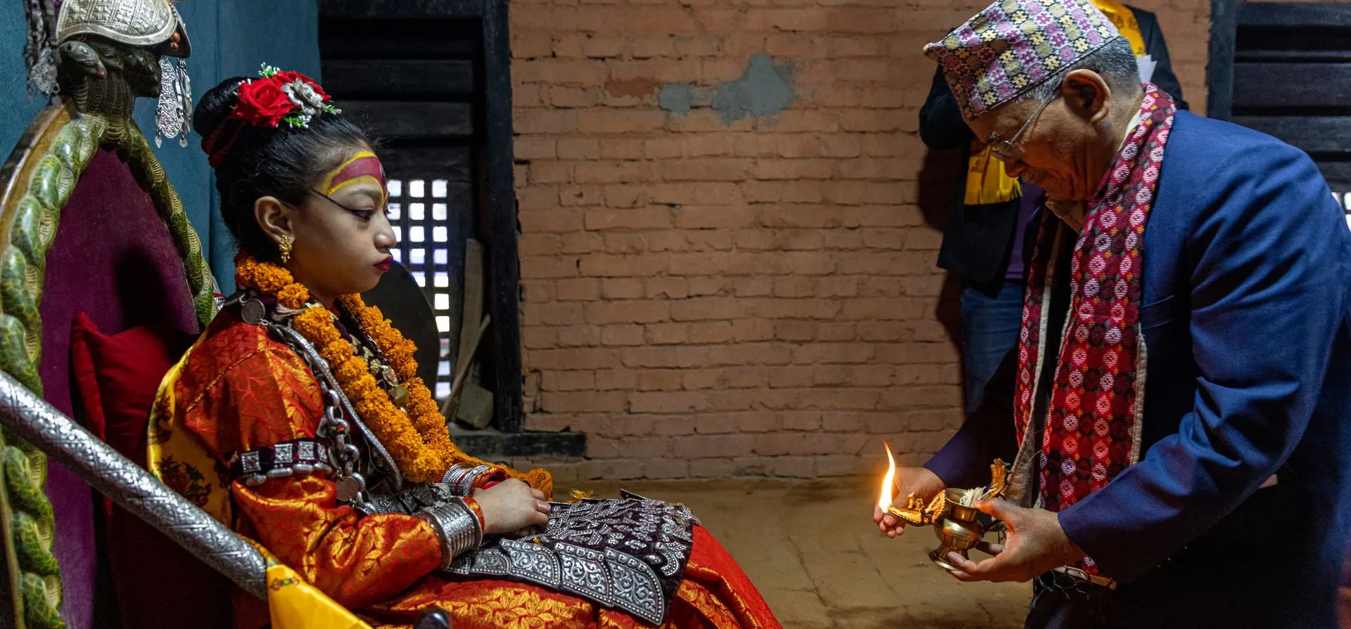 Lalitpur, Nepal. El alcalde de la ciudad de Patan, Chiribabu Maharjan, habla con la diosa viviente Kumari Niharika Bajracharya. Las diosas vivientes son niñas prepúberes que se consideran encarnaciones de la diosa hindú del poder, Kali. Son adorados por hindúes y budistas.. Fotografía: Narendra Shrestha/EPA