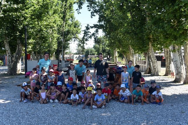 Unos 600 niños disfrutan de la Escuela de Verano en el Polideportivo Comunal de Timbúes