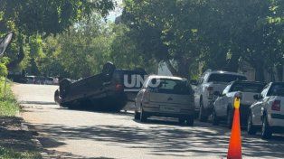 Perdió el control del auto, chocó un árbol y volcó&nbsp;