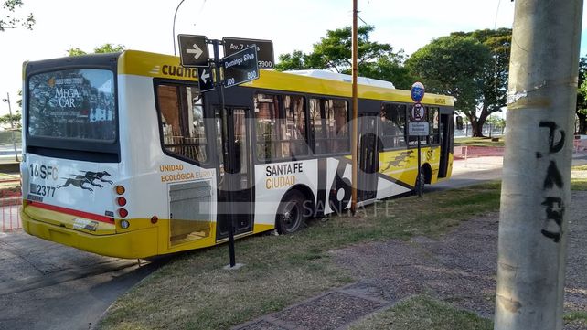 Un colectivo de la Línea 16 colapsó aún más el tránsito en la Costanera
