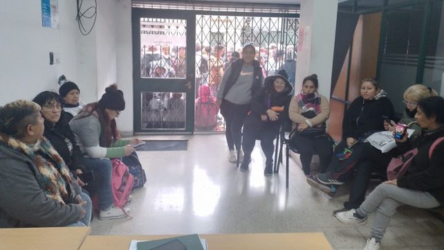 Vecinos de distintos barrios nucleados en la CC continuaban este mediodía con la toma pacífica de las instalaciones de Desarrollo Social.&nbsp;