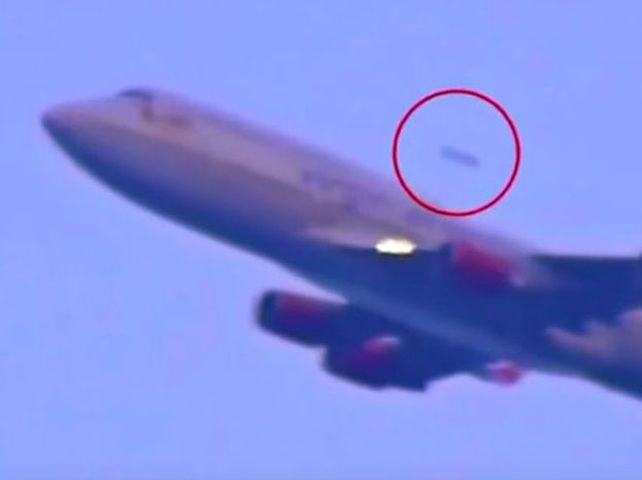 Un supuesto Ovni junto a un avión de pasajeros