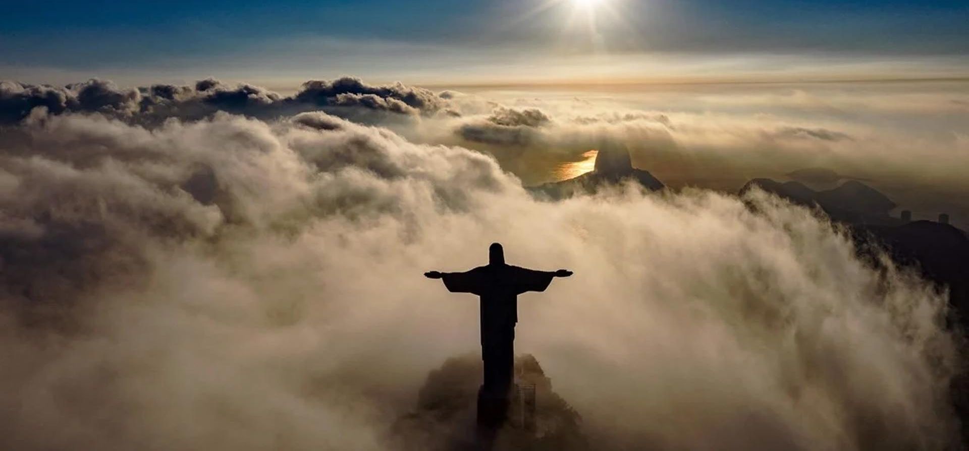 El sol sale frente a la estatua del Cristo Redentor en Río de Janeiro el 24 de marzo de 2021. - El Cristo Redentor está celebrando su 90 aniversario en octubre de 2021. Foto: AFP