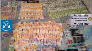 Parte del dinero recuperado en los allanamientos ejecutados en Paran&aacute;.