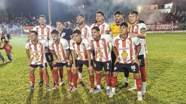 Colón de San Justo festejó el punto en su cancha al tener un hombre menos.