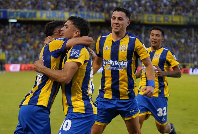 Los jugadores de Central festejan el primer tanto canalla en el triunfo ante Gimnasia.