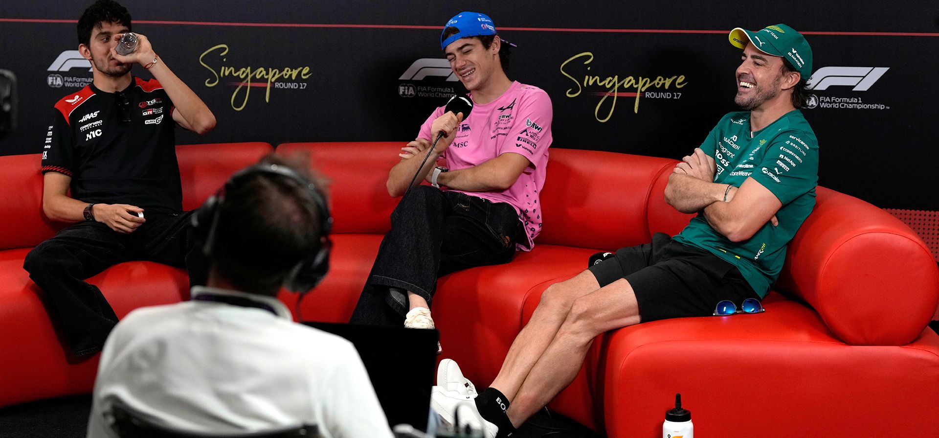 El piloto de Haas Esteban Ocon (Francia), por Alpine Franco Colapinto (Argentina) y el piloto de Aston Martin Fernando Alonso (España) llegan a una conferencia de prensa previa al fin de semana del Gran Premio de Singapur de Fórmula 1, en el circuito urbano de Marina Bay, Singapur. Jueves, 8 de octubre de 2026. (Foto AP/Ng Han Guan) El piloto de Haas Esteban Ocon (Francia), por Alpine Franco Colapinto (Argentina) y el piloto de Aston Martin Fernando Alonso (España) llegan a una conferencia de prensa previa al fin de semana del Gran Premio de Singapur de Fórmula 1, en el circuito urbano de Marina Bay, Singapur. Jueves, 8 de octubre de 2026. (Foto AP/Ng Han Guan)