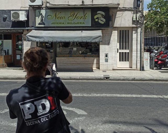Personal de PDI realiza las primeras medidas en la Joyería New York de Maipú al 800.&nbsp;