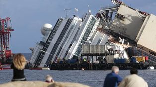 Comenzaron a enderezar el Costa Concordia, el crucero encallado en enero de 2012