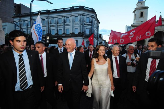 Las nuevas autoridades realizaron la tradicional caminata desde la Legislatura hasta Casa de Gobierno