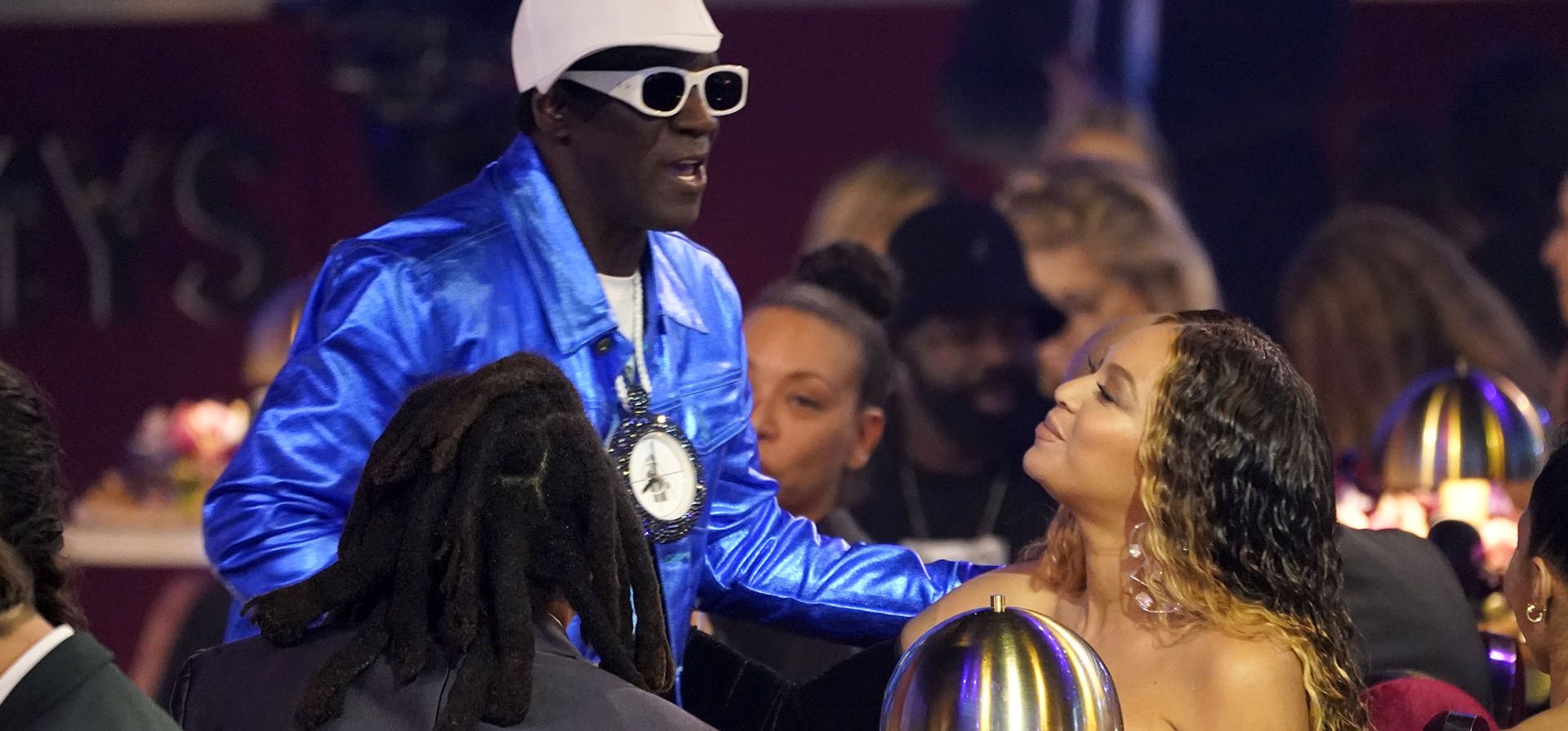 Flavor Flav felicita a Beyonce en la 65ª entrega anual de los premios Grammy, el domingo 5 de febrero de 2023 en Los Ángeles. (Foto AP/Chris Pizzello)