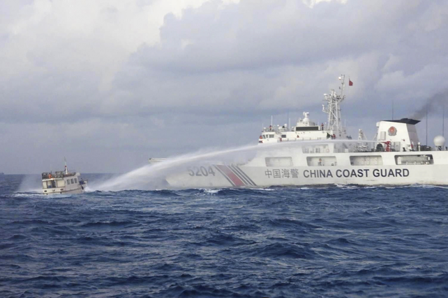 Un guardacostas chino ataca con agua a alta presión a un pequeño barco filipino.&nbsp;