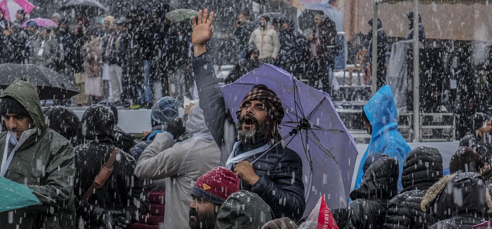 Un partidario del opositor partido del Congreso de la India grita consignas durante una manifestación pública mientras nieva en Srinagar, Cachemira india, el lunes 30 de enero de 2023. (Foto AP/Mukhtar Khan)