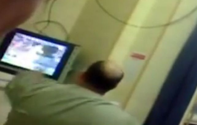 Un médico de guardia salteño no atendió a sus pacientes para ver el partido de Messi y quedó todo filmado.