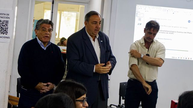 Gestión de riesgos en Santa Fe: evalúan defensas y asisten a vecinos fuera del anillo de defensas en Colastiné y Bº El Pozo